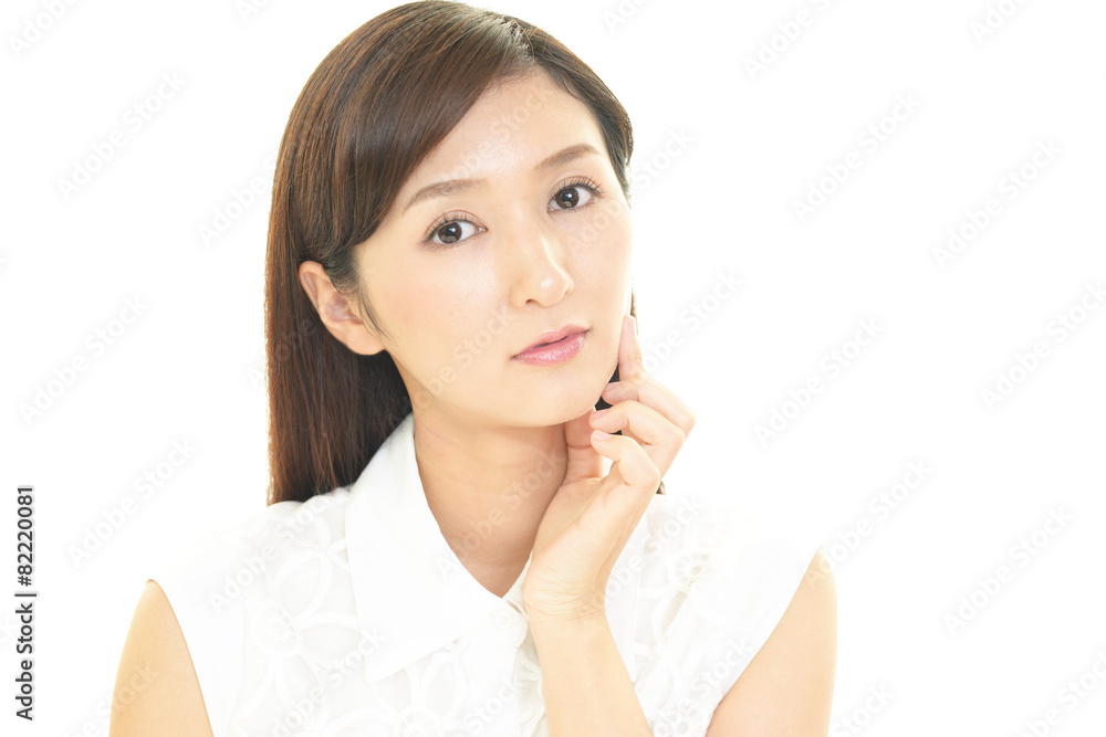 スキンケアをする女性 スキンケアをする女性