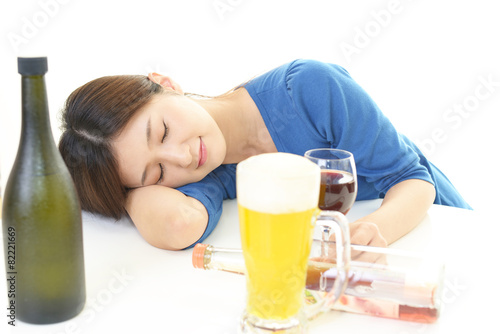 お酒を飲みすぎた女性