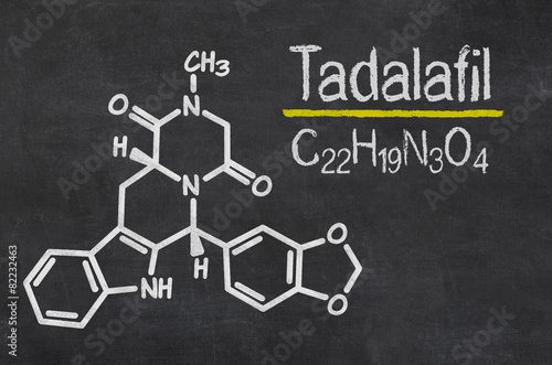 Schiefertafel mit der chemischen Formel von Tadalafil