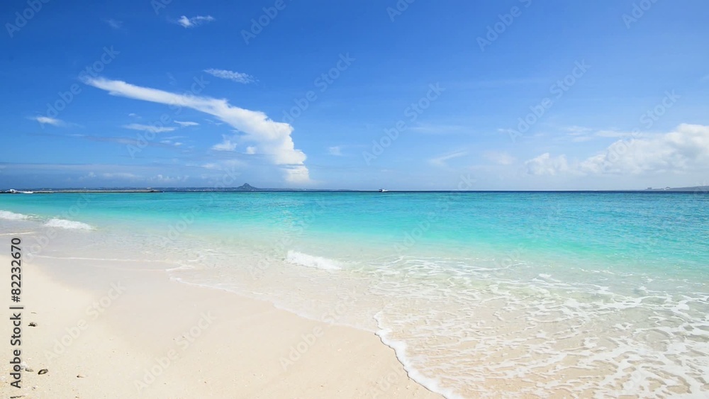 南国沖縄の綺麗な珊瑚の海と夏空