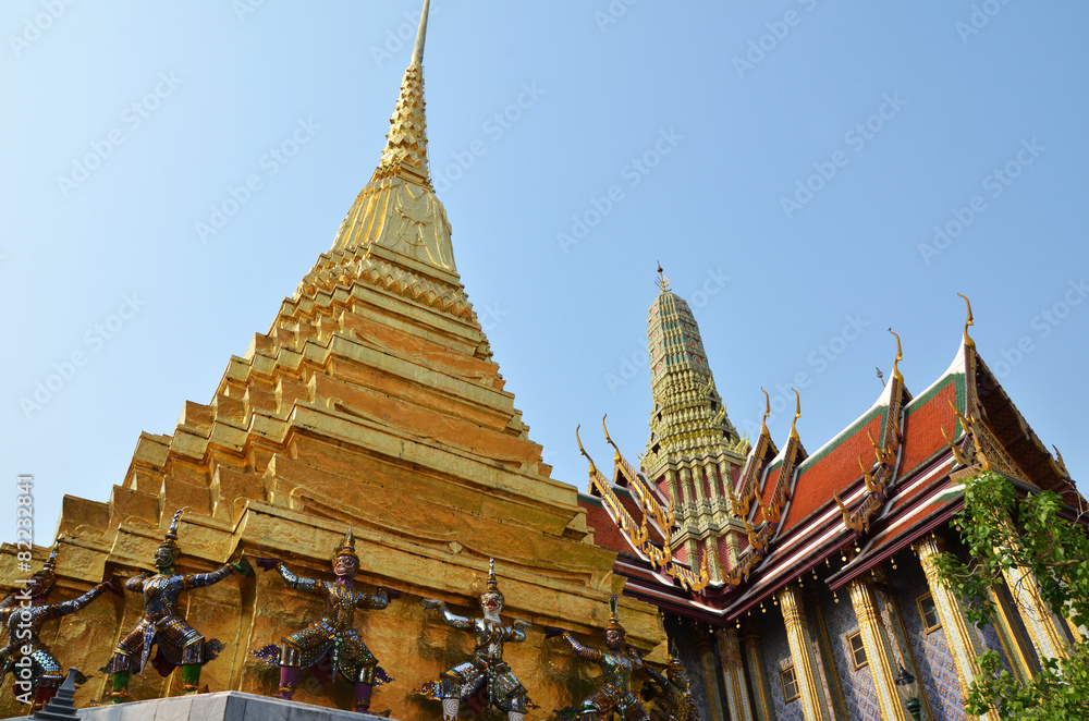 Fototapeta premium Golden pagoda in Grand Palace, Bangkok