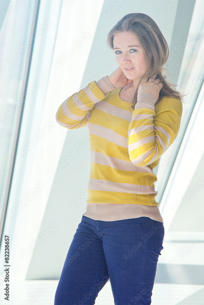 Frau in gelben Pullover Frau in gelben Pullover