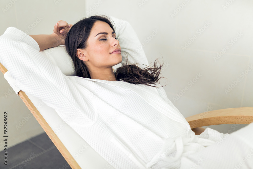 Naklejka premium Portrait of a beautiful young woman relaxing in a robe