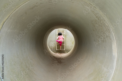 トンネルの中の子供