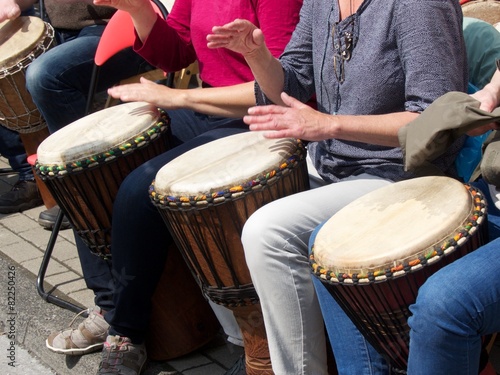 Gruppe von Bongospielern im Sommer bei Sonnenschein beim Hermannslauf in Oerlinghausen im Teutoburger Wald bei Bielefeld in Ostwestfalen-Lippe photo