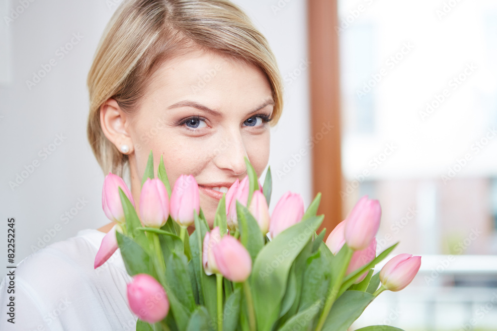junge frau mit frischen tulpen
