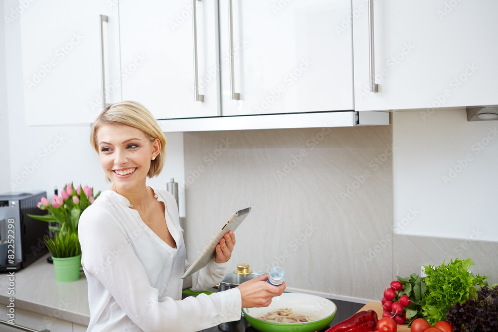 junge blond frau kocht in einer küche junge blond frau kocht in einer küche