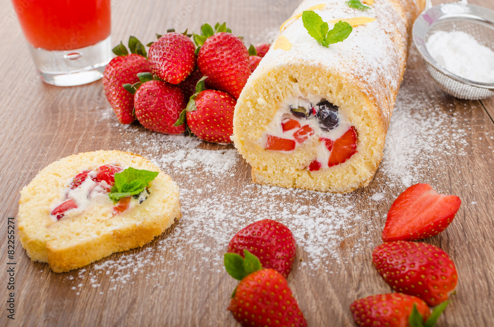 Sponge roll with strawberries and blueberries Sponge roll with strawberries and blueberries