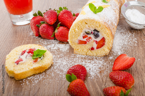 Sponge roll with strawberries and blueberries