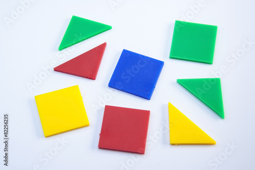 Triángulos y cuadrados sobre fondo blanco © lurialur