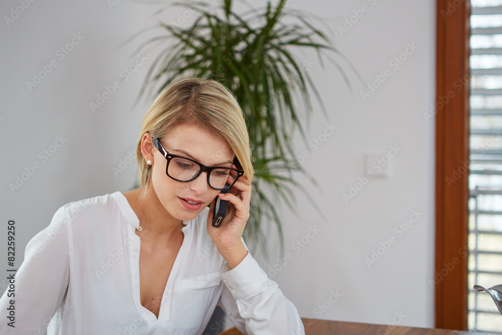 junge frau mit einem mobil telefon junge frau mit einem mobil telefon