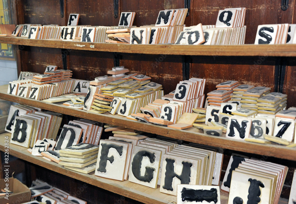 Fototapeta premium Números y letras de cerámica