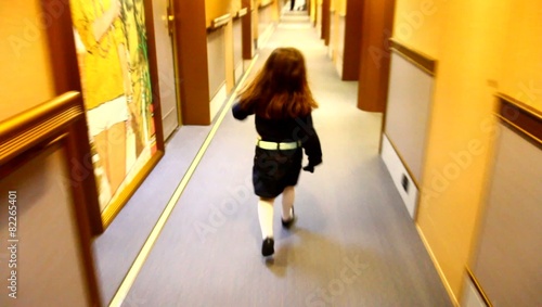 bambina che corre in un corridoio photo