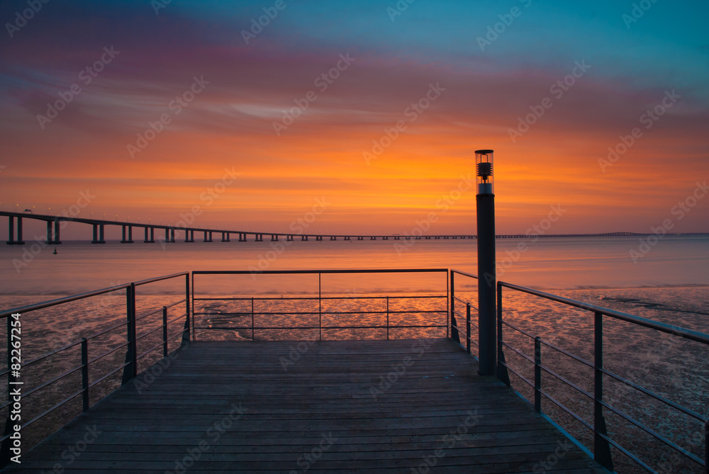 nascer do sol com ponte ao fundo