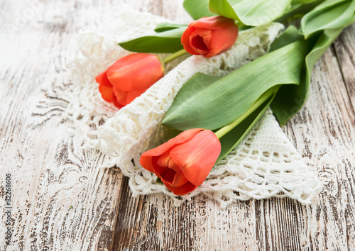Fototapeta Naklejka Na Ścianę i Meble -  red tulips on wooden background