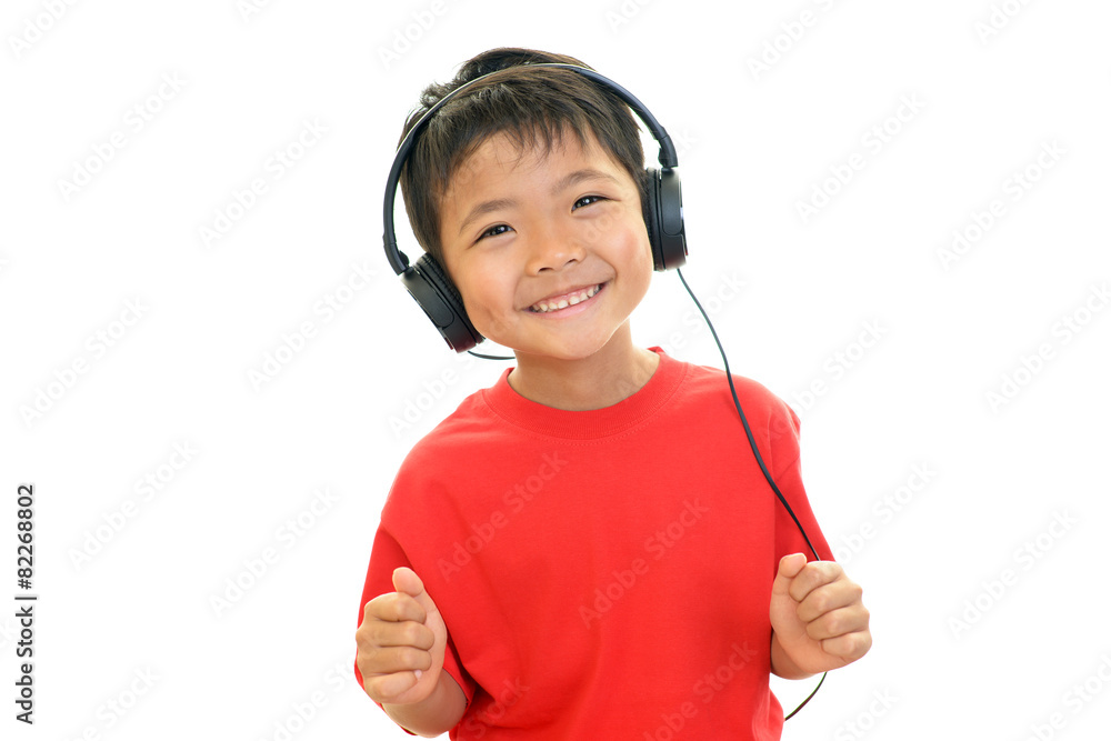 音楽を聴く男の子