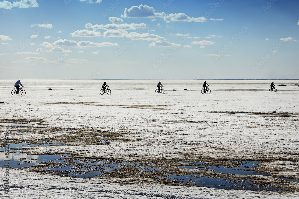 Велосипедисты едут по льду Обского моря