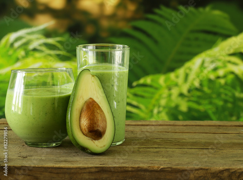 Foto natural drink smoothie with avocado and yogurt