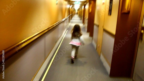 bambina che corre in corridoio photo