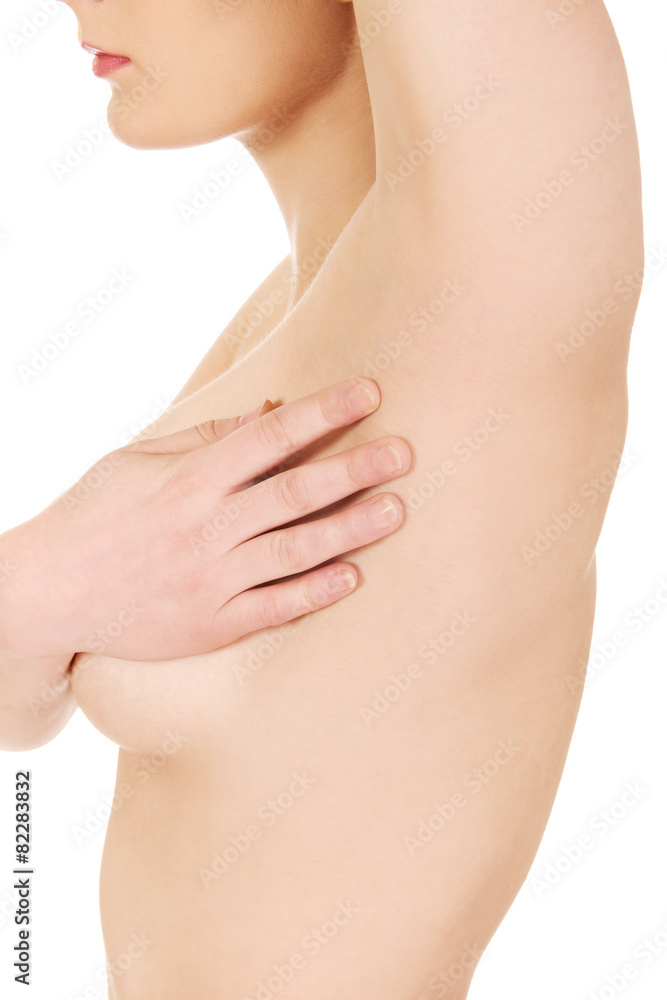 Fototapeta premium Młoda kobieta dotyka jej pachy.