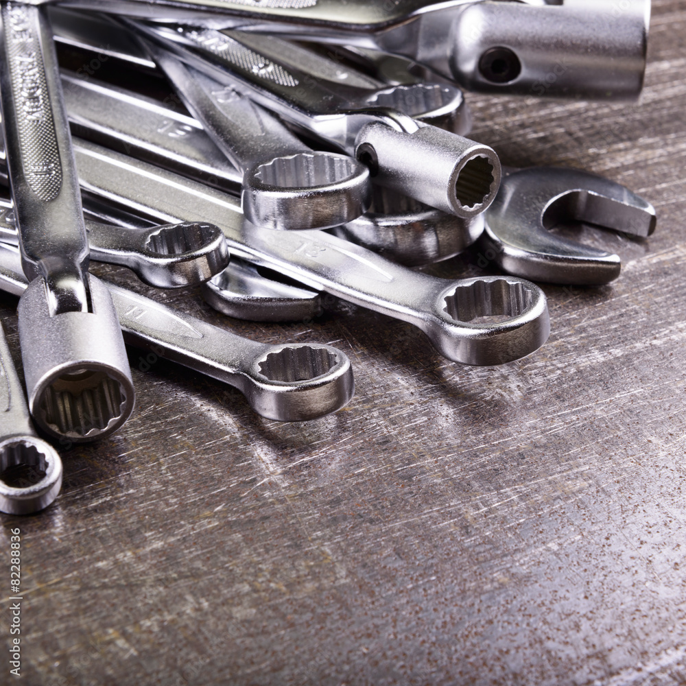 Fototapeta premium wrenches on a metal background