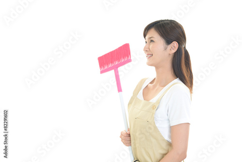お掃除をする女性