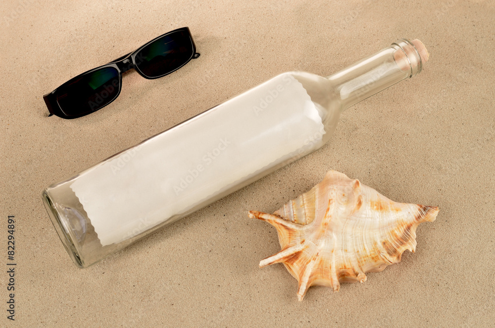 Flaschenpost mit Muschel und Sonnenbrille Flaschenpost mit Muschel und Sonnenbrille