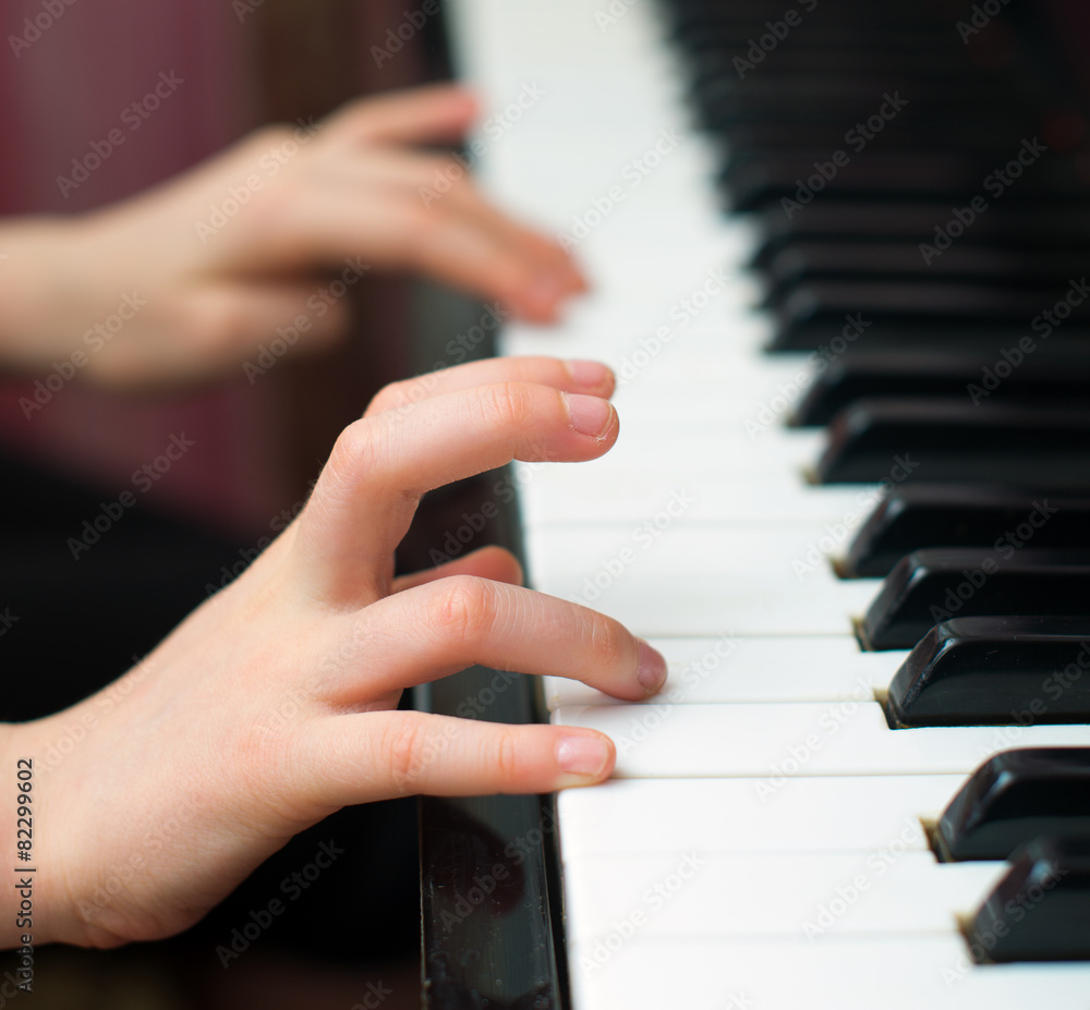 Obraz premium Child learns to play the piano.
