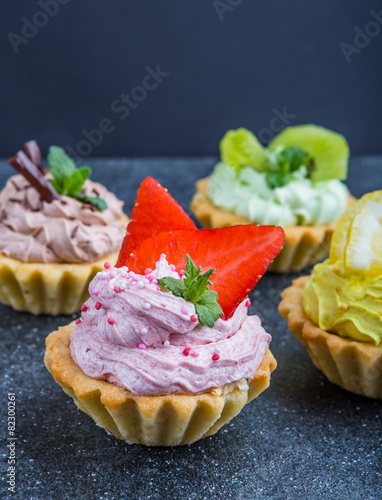 Small biscuits with fruits and sweet cream