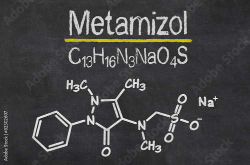 Schiefertafel mit der chemischen Formel von Metamizol