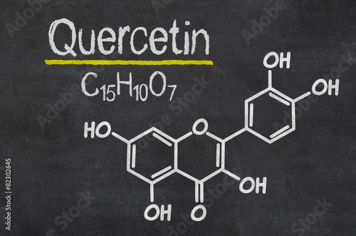 Schiefertafel mit der chemischen Formel von Quercetin