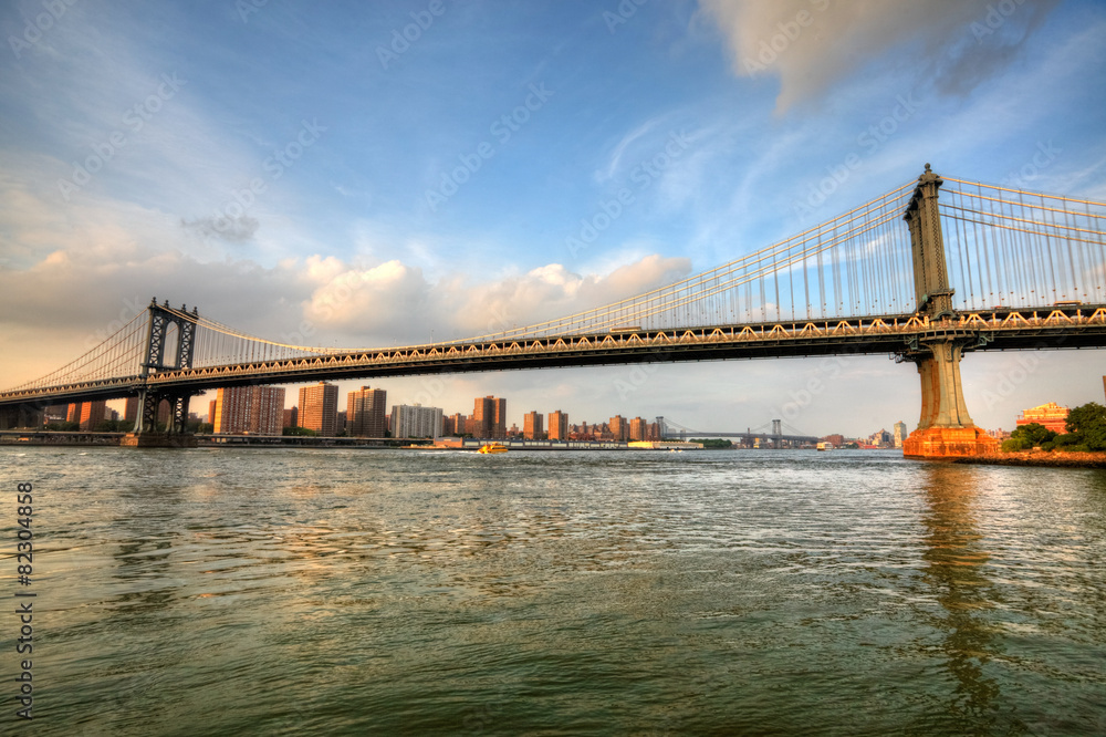 Naklejka premium Traffic on Manhattan Bridge over the East River