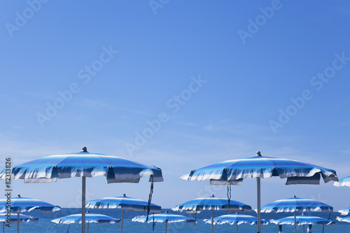 Italien, Ligurien, Mittelmeer, Sonnenschirme am Strand