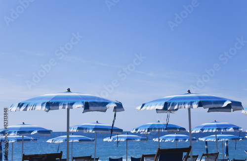Italien, Mittelmeer, Sonnenschirme und Liegen am Strand © tunedin