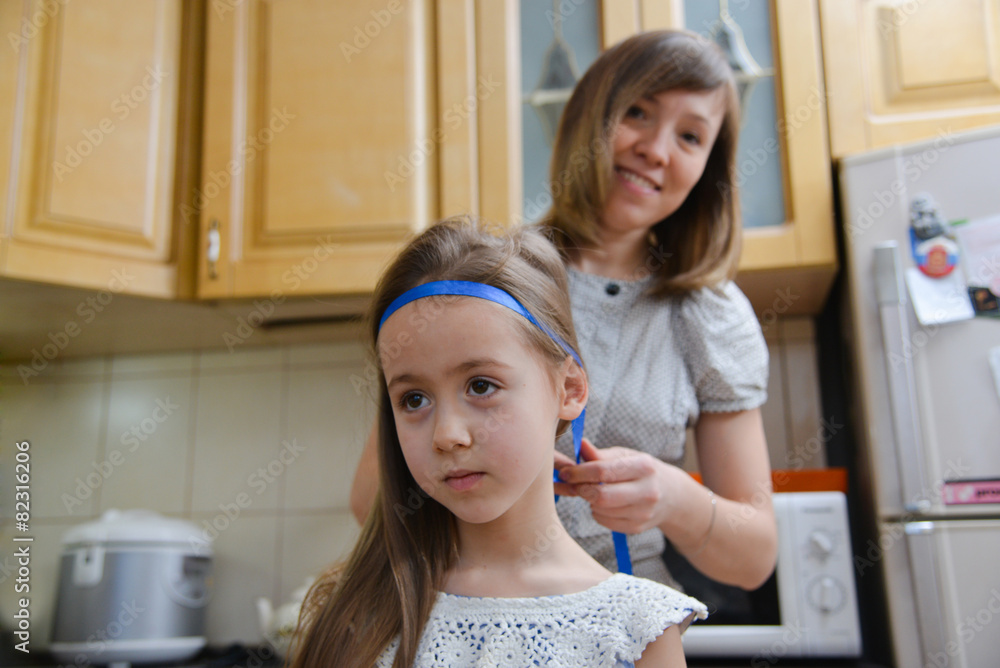 Mom makes daughter hairstyle Mom makes daughter hairstyle