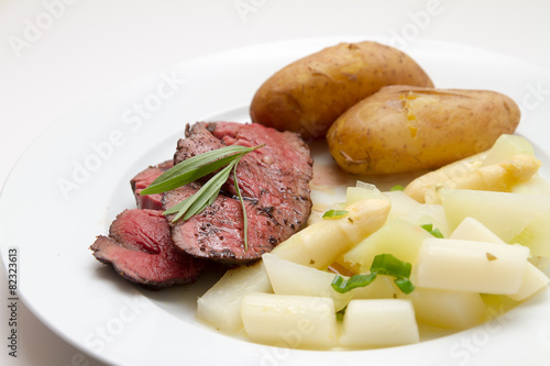 Rinderfilet mit Spargel-Kohlrabi-Gemüse und neuen Kartoffeln