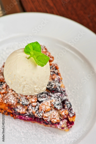 Crumble pie with black curr...