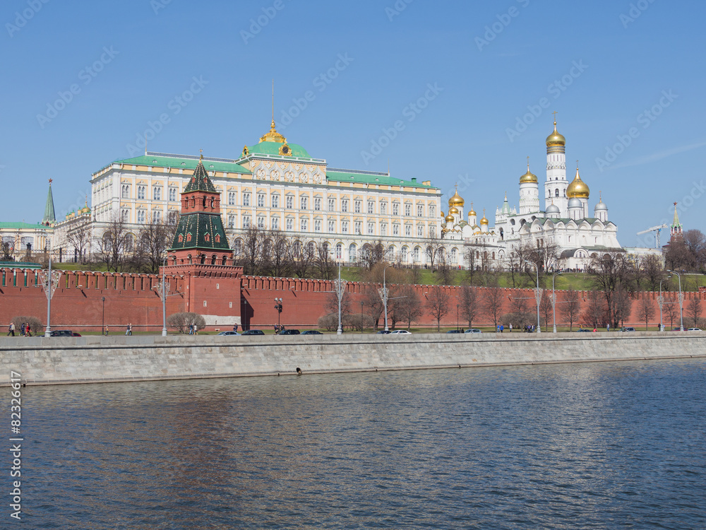 Obraz premium View of the Kremlin embankment in Moscow