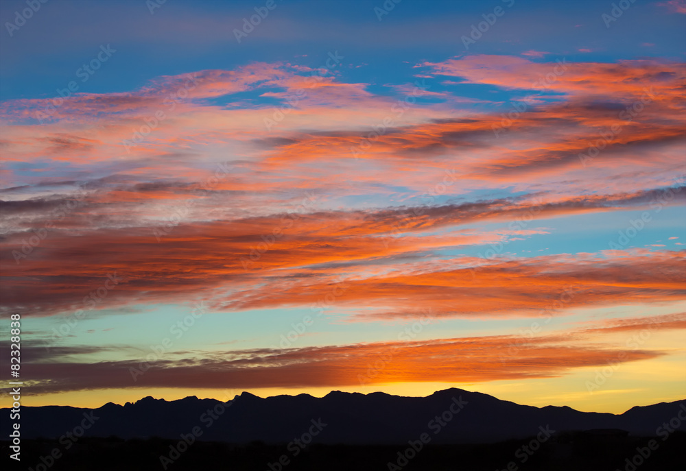 Obraz premium Sunrise Coming Over Mountains