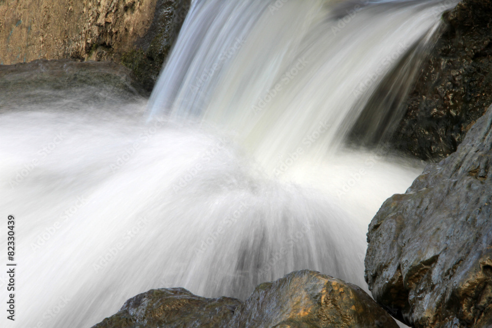 Fototapeta premium kleiner Wasserfall