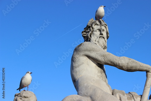 Quadro su tela Oiseau sur la tête d’une statue
