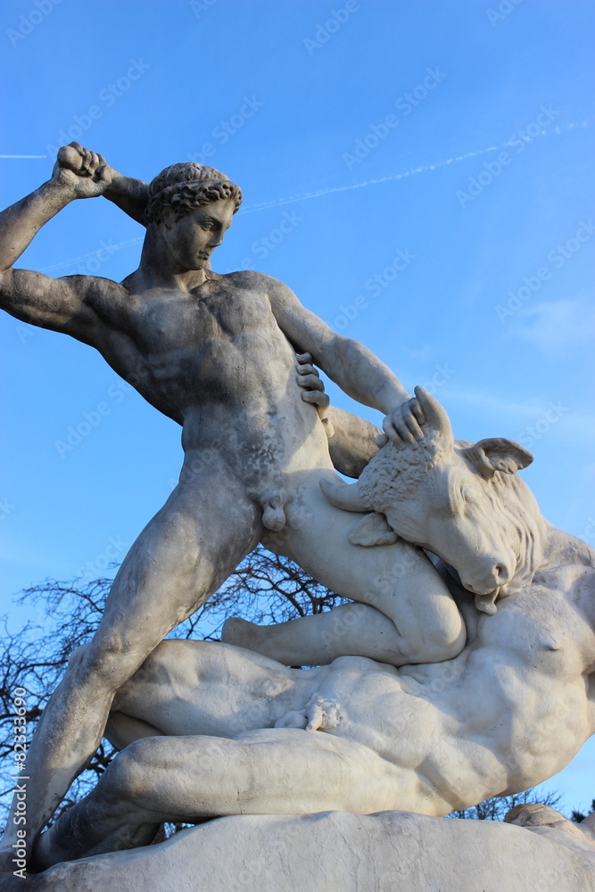 Fototapeta premium Statue de Thésée combattant le Minotaure