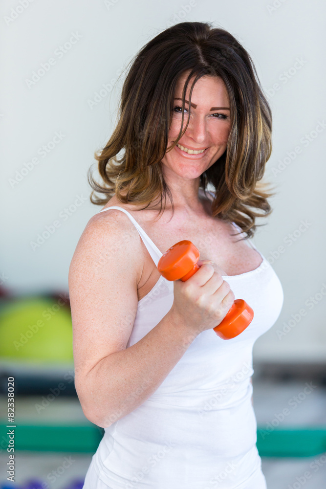 Frau im Trainingsraum Frau im Trainingsraum