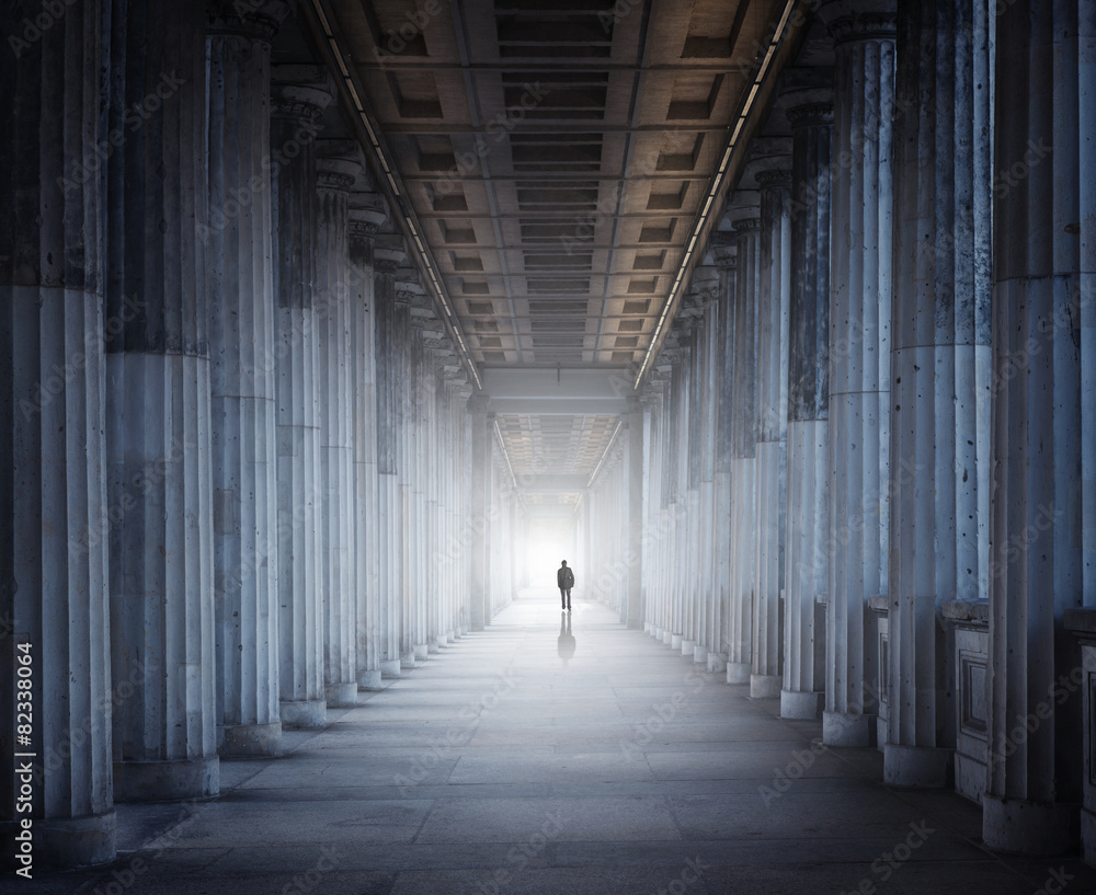 Einsamer Mensch in Säulengang