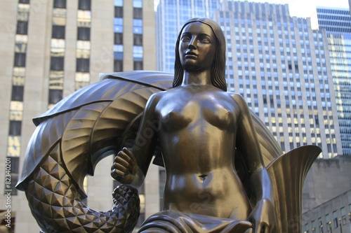 Obraz na plátně Bronze statue at the rockefeller center NYC