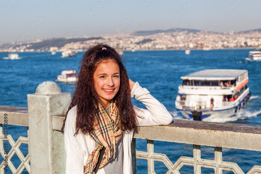 hübsches Mädchen auf der Galatabrücke von Istanbul