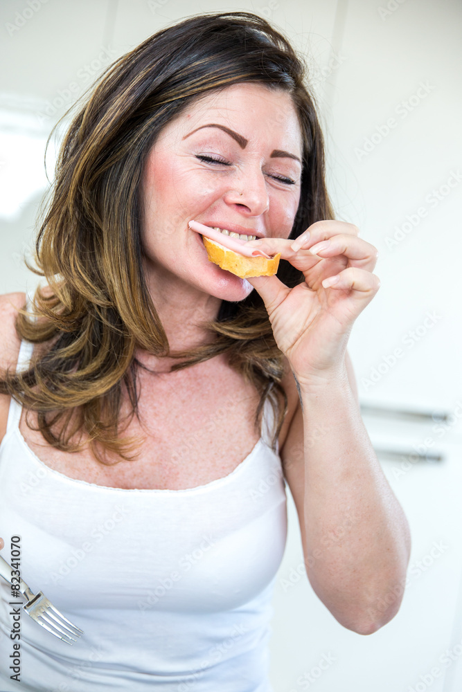 Frau am Frühstückstisch