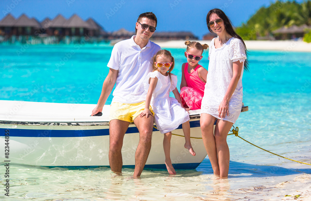 Obraz premium Young family on white beach during summer vacation