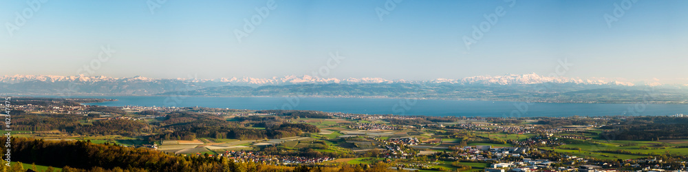 Panorama Bodensee mit Alpen im Hintergrund