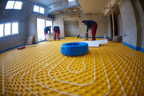 Εκτύπωση καμβά workers installing underfloor heating system